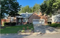 Cheerful & Spacious 3 Bedroom Home - Bungalows