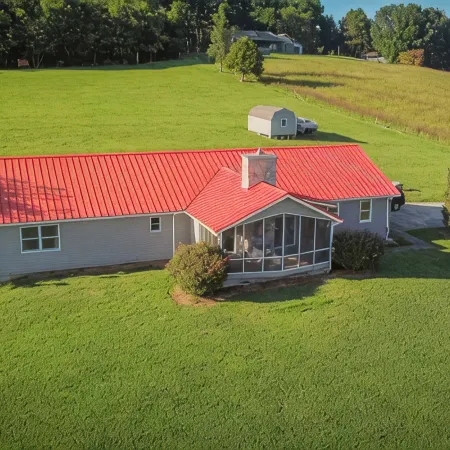 Adjacent to South Holston River. Pet/smoke free!  Great fishing! Close to BMS!