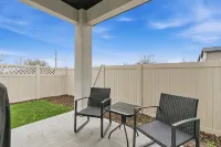 Modern Meridian Retreat - Spacious 4 Bedroom - Walkable Downtown