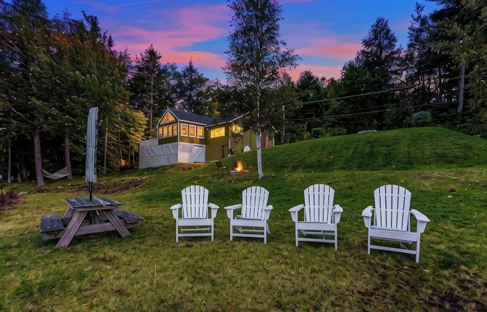 Quaint lakefront; firepit, boat, kayaks, paddleboard, grill, laundry, hammock