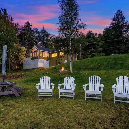 Quaint lakefront; firepit, boat, kayaks, paddleboard, grill, laundry, hammock