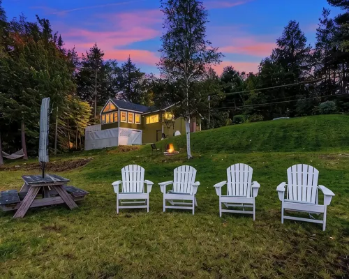 Quaint lakefront; firepit, boat, kayaks, paddleboard, grill, laundry, hammock Hotels in Springfield