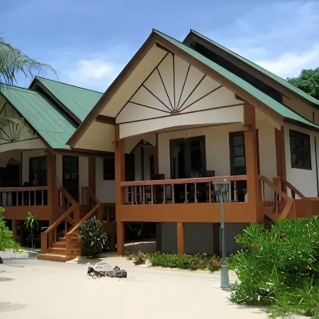 Lolita Bungalow Отели рядом с достопримечательностью «Пирс Менам»