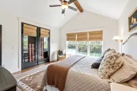 Charming Lakefront 4 Bedroom with bunk room on Lake Keowee with dock, sleeps 12 - 4-Star