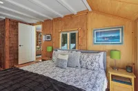 Spacious 4/5BR 4BA Tahoe Retreat w/ Hot Tub – Walk to Lake & Near Ski Resorts