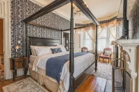 Historic landmark 4-bed 4 bath house in marvelous Savannah with free parking!