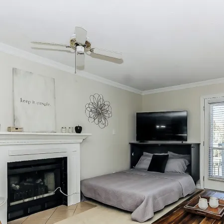 K's Cozy Condo -Mins. to Beach, Trails, Shops, Skiing. Walk to restaurants, bar.