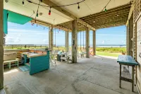 Spacious Beachfront 4-bedroom house in fabulous Surfside Beach with tiki bar - 4-Star
