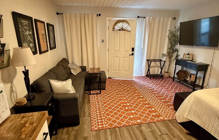 Pet friendly cabin in quiet Plainview with WiFi, AC