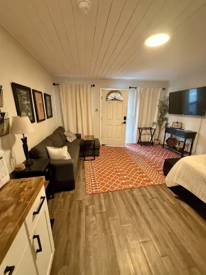 Pet friendly cabin in quiet Plainview with WiFi, AC