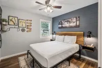 Trail Side in the Heart of Winona Lake - 4-Sterne