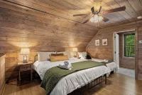 Long Views Retreat/3 Suites/Pet-Friendly - Sleeps 8 - Chalets