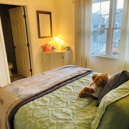 Cozy 2 Bedroom, 2.5 Bath across from Cambridge City Marina