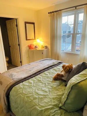Cozy 2 Bedroom, 2.5 Bath across from Cambridge City Marina
