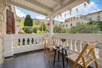 City Port Hotel by Sea N Rent - Mountain view