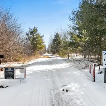 Private country setting! Close to water and other amenities!