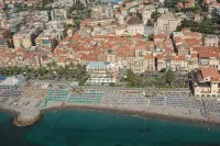 Penthouse on two levels at 20 meters from the sea in the center of Loano - 3星級