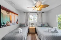 Perfect location 6 Bedroom, 4 Bathroom house. GameRoom,HeatedPool. 5min to Beach - Wi-Fi