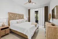 The Breakwater- Heated Pool with Swim up Bar on Sandy, Secluded Beach! - Vila
