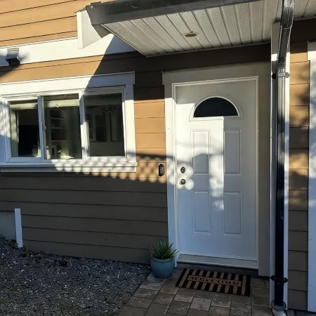 Bright Garden Suite in Colwood