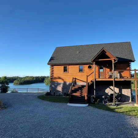 Lakefront Cabin 3 bed, 3 1/2 bath with Private Dock