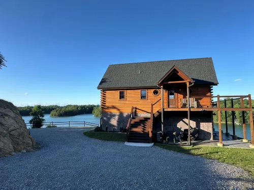 Lakefront Cabin 3 bed, 3 1/2 bath with Private Dock - Alphydda