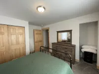Yellowstone Retreat Rentals U2: two blocks from Yellowstone! - 4-نجوم