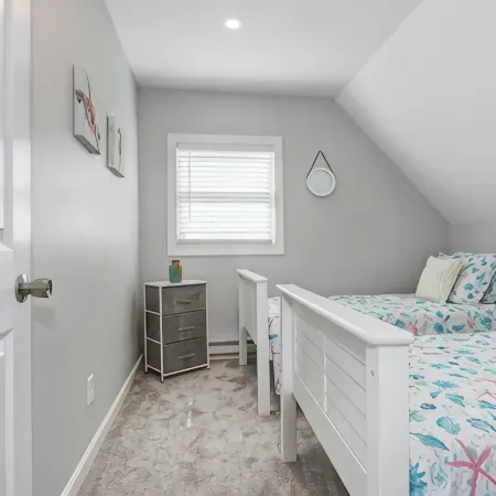 Newly Renovated Condo 2 Bd/1Bth - 1.5 Blocks to Beach