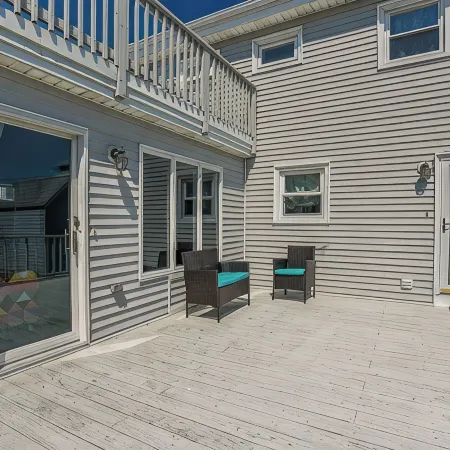 Cozy Costal Retreat in the heart of Groton's charming beach community, Отели в г. Гротон