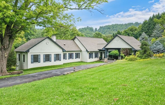 Group Estate with Pool & Hot Tub
