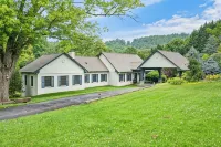 Group Estate with Pool & Hot Tub