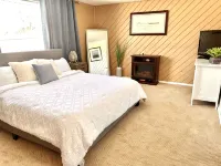 Walkable, modern, spacious village home, dockage, hot tub, fenced in yard. - Wi-Fi