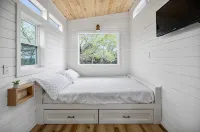 Cute clean cabin with views, hot tub, deck, grill - near Waco, TX
