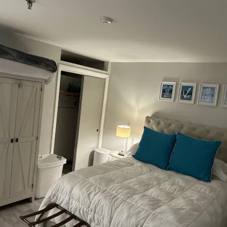Beautiful 1 Bedroom Condo-Lake Views. Now Offering Monthly Rental.