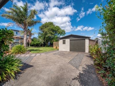 Sunny Beach Bach with peaceful backyard