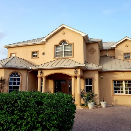Casa de Bells 2 - Studio apartment with pool, gazebo, private entrance & parking