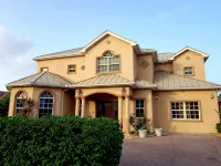 Casa de Bells 2 - Studio apartment with pool, gazebo, private entrance & parking