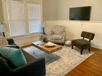 Cozy 2 BR Cottage with Inviting Sunroom, Spacious Yard and Ultimate Comfort -  Privatzimmer