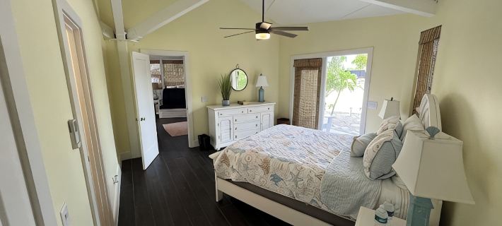 Big Yellow House with Deep Water Dock with Power, and Tesla Backup Power. Hotels in Great Abaco