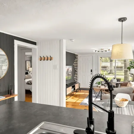 Cozy bungalow in charming Old Town Tomball Отели в г. Томбал