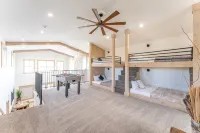 New barndominium with a theater room, AC, large gourmet kitchen with views - 4つ星