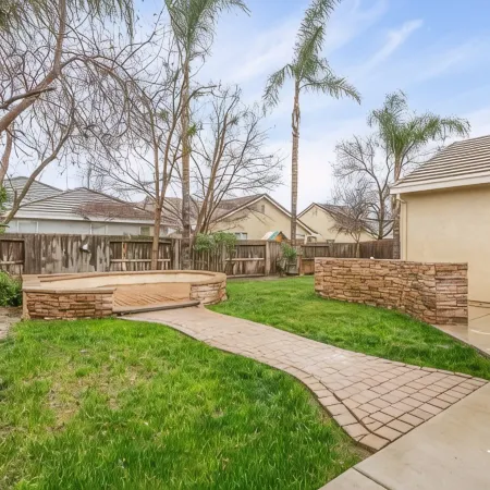 Fresno House - BBQ, Fire Pit, 3 Bed, 2 Bath & 2 Car Garage!