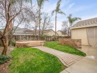 Fresno House - BBQ, Fire Pit, 3 Bed, 2 Bath & 2 Car Garage!