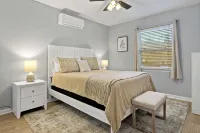 Beautifully Renovated Cottage / Pet-Friendly / Walk to Downtown Black Mountain - 2-Star