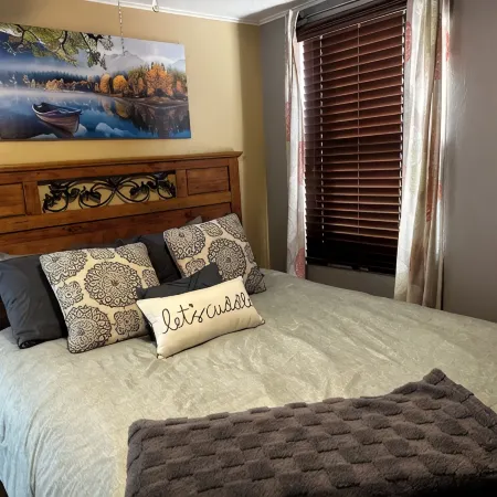 Charming cottage minutes away from Downtown