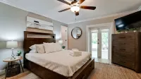 Heated Pool + Game Room + Sleeps 12 +12 Min Beach - Wifi