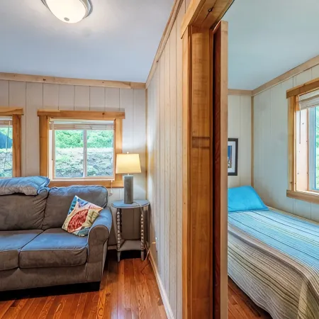 Cool cabin in Fayetteville 1 mile from downtown, Hot Tub