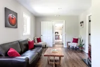 Inn at 84 McIntosh: Cozy 1BR private entrance/bath - Apartments