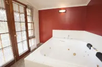 Beechworth Cedar Cottages - Hot Tub