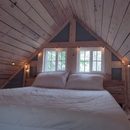House of the Grouse - Charming River-side Cabin and Sauna!